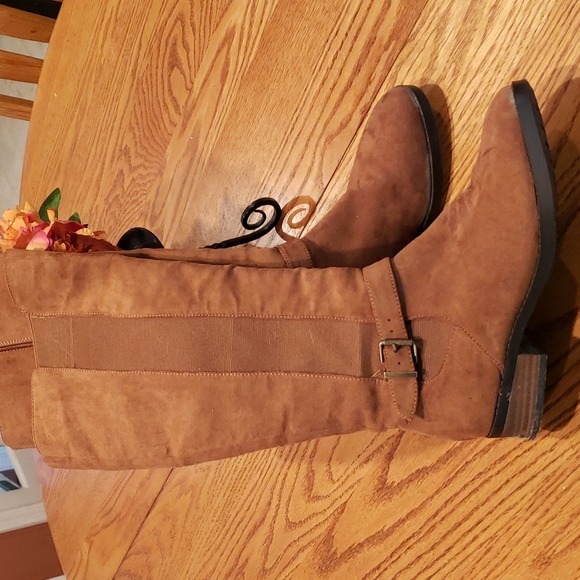 American Eagle Outfitters Shoes - American Eagle Faux Suede Boots size 7 🌼🌿